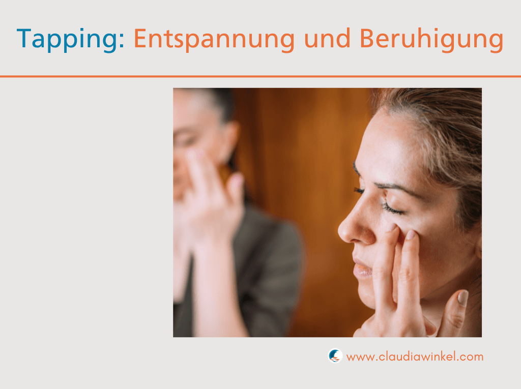 Klopfen: Die Hand berührt das Gesicht, der Körper entspannt.